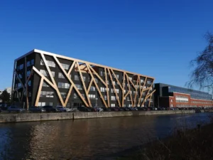 Immeuble de bureaux CAF et sinequae à Calais, façades en béton et résille métallique en bord de canal, projet ARCHIFIX