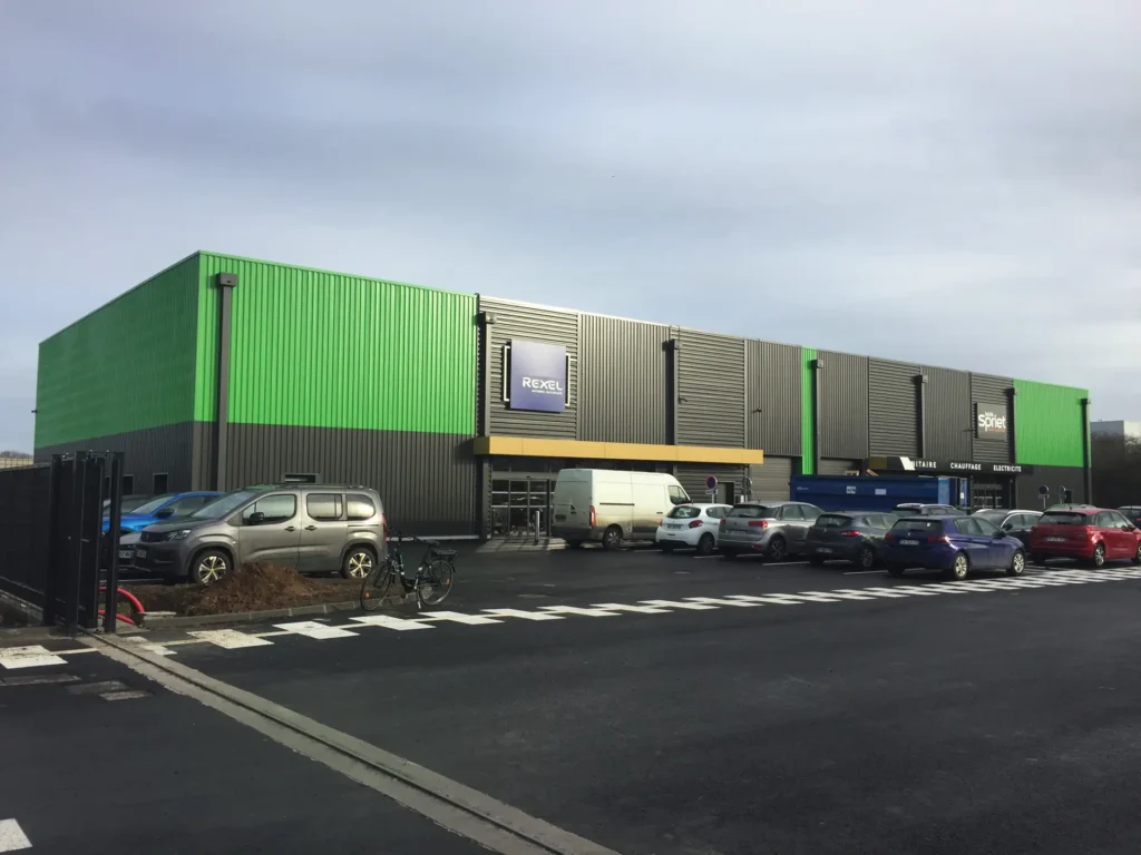 Retail park BECI à Béthune – bâtiments d’activités et commerces avec façade verte RAL 6018