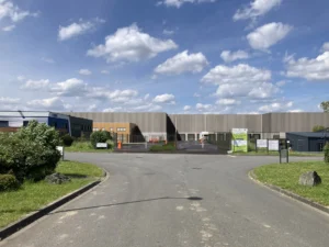 Plateforme logistique DPDO à Thiant, bâtiment industriel ICPE avec quais poids lourds, bardages métalliques verticaux et bureaux en Onwood