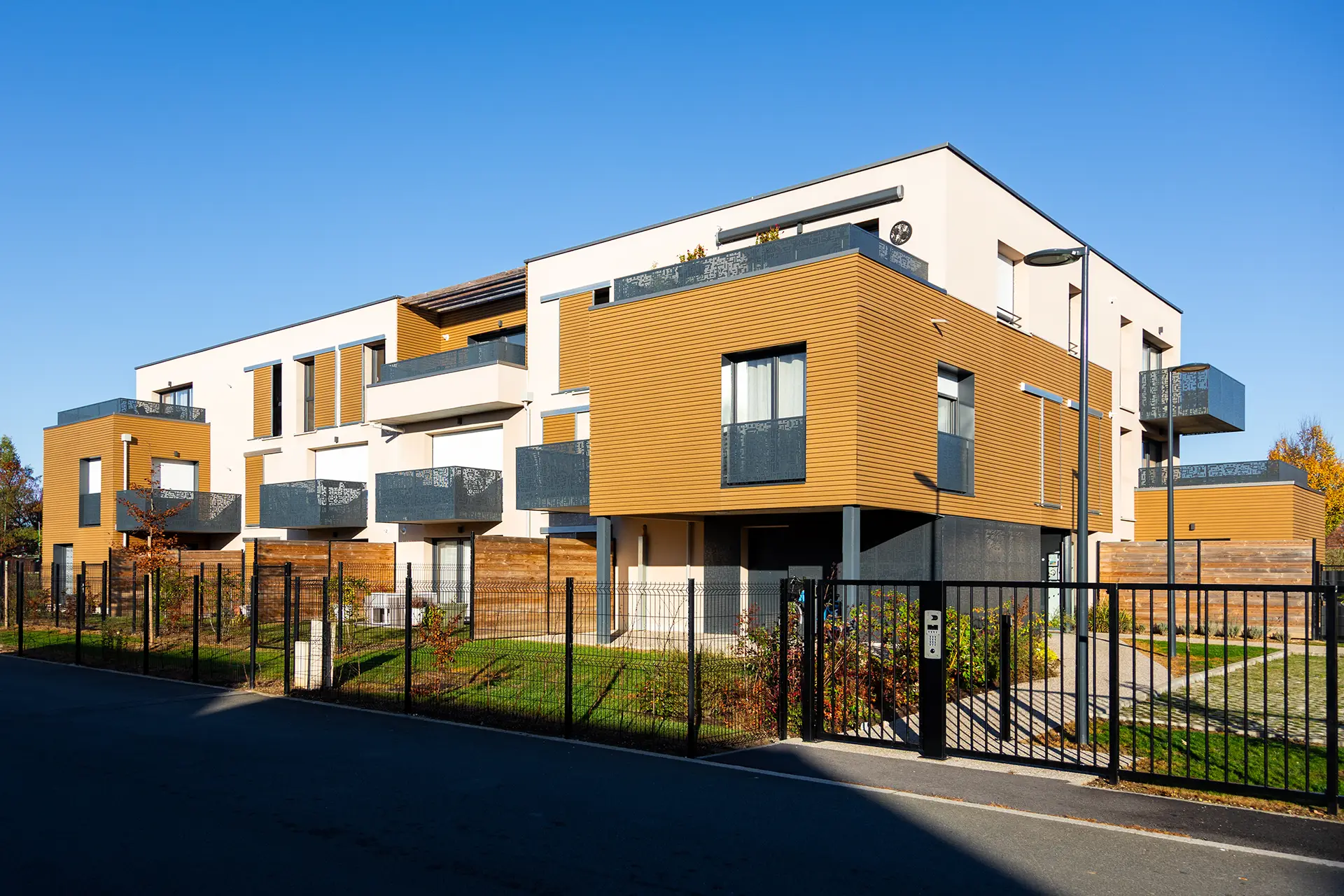 Immeuble de 16 logements à Dainville avec bardage à claire voie aspect bois et balcons métalliques